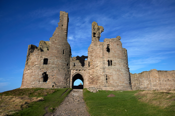 Dunstanburugh castle gate.jpg